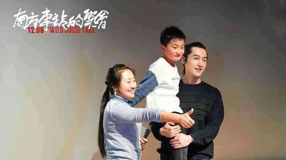 胡歌暖心抱起小粉丝 胡歌暖心抱起小粉丝